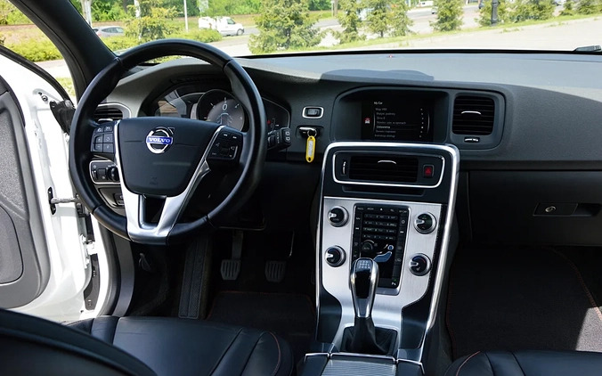Volvo V60 cena 48900 przebieg: 151000, rok produkcji 2015 z Leżajsk małe 742